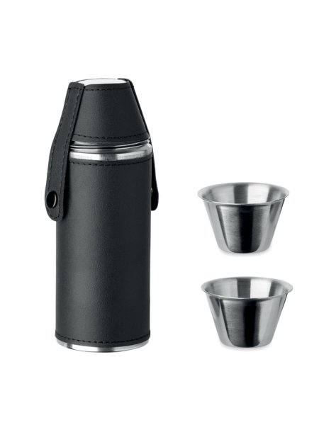 Flasche mit Schnapsbechern