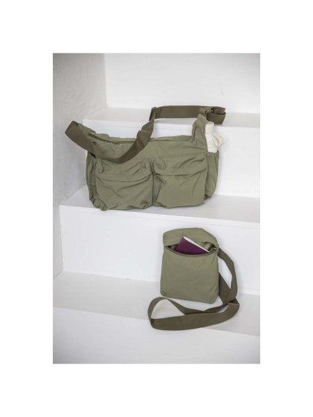 calli-13-grs-laptop-umhangetasche-aus-recyceltem-nylon-waldgrun-11.jpg